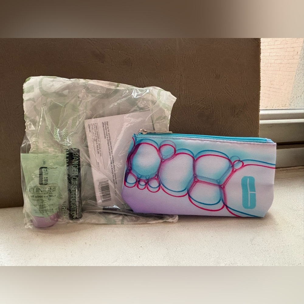 Clinique Bubble-Print Zip Makeup Pouch with Travel Makeup/Skincare Trio